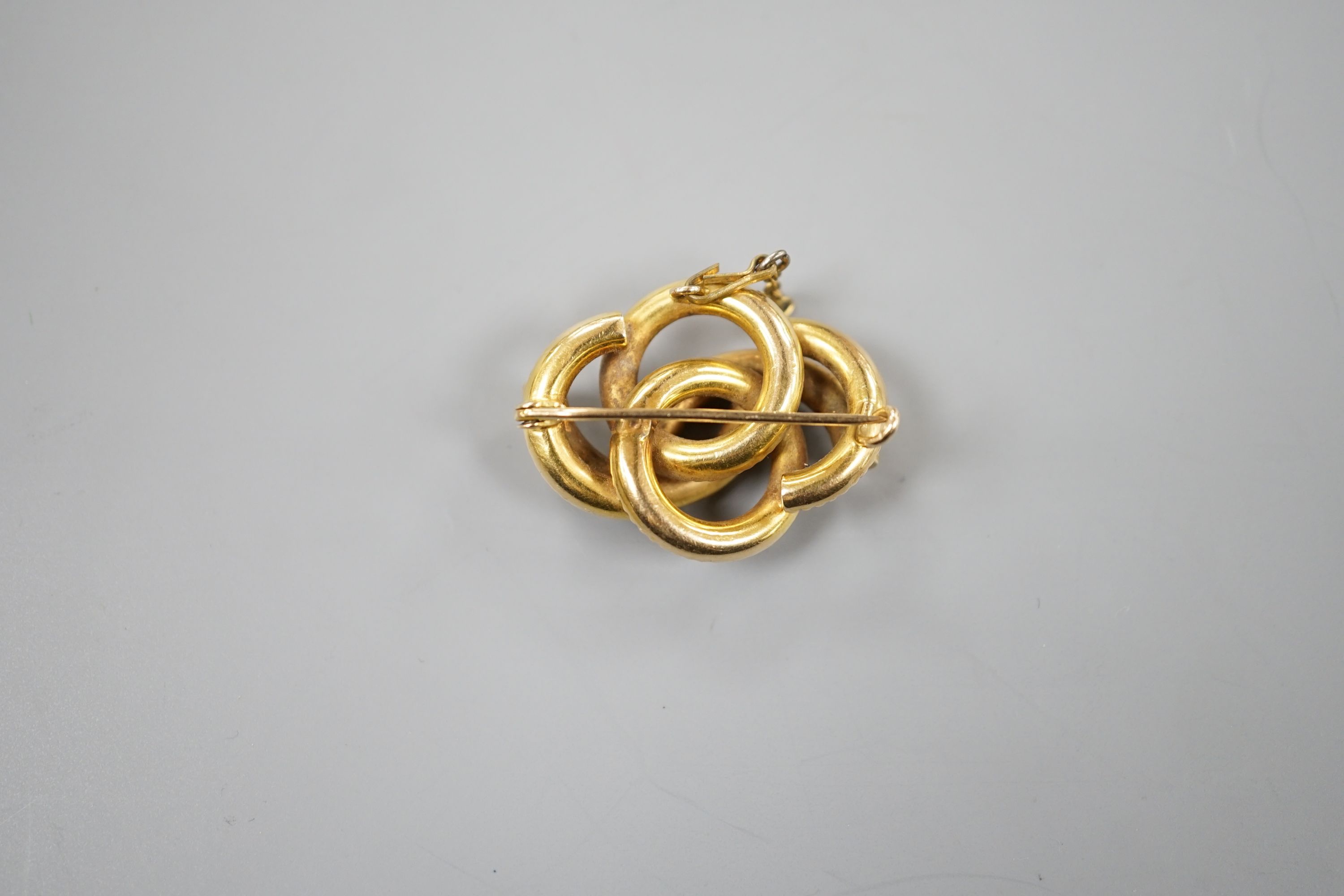 A late Victorian textured interwoven hollow yellow metal brooch, 32mm, gross 7.7 grams.